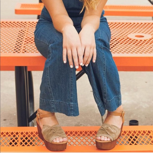 Knotted Vintage Feel Wooden Platform - Picture 4 of 5